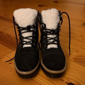 Cozy Women's Black Sherpa-Lined Lace-Up Boots